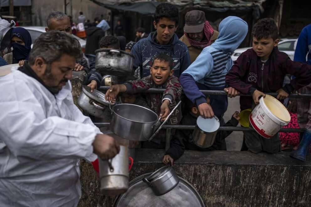 Palestinians line up for free food in Rafah, Gaza Strip, Friday, Feb. 23, 2024. An estimated 1.5 million Palestinians displaced by the war took refuge in Rafahor, which is likely Israel’s next focus in its war against Hamas.(AP Photo/Fatima Shbair) Associated Press / LaPresse Only italy and Spain