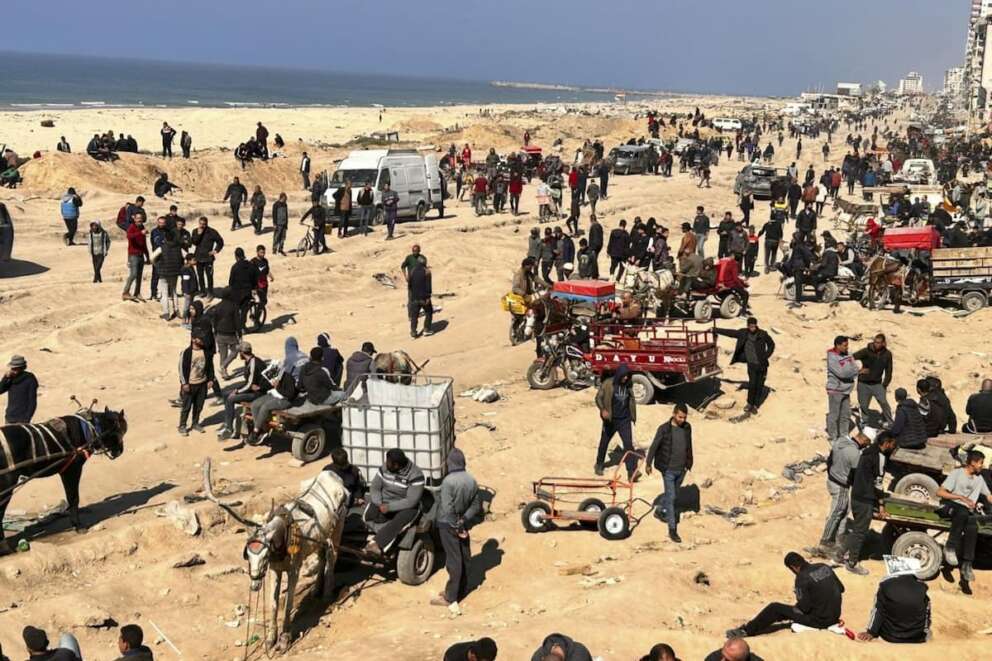 Palestinians wait for humanitarian aid on a beachfront in Gaza City, Gaza Strip, Sunday, Feb. 25, 2024. (AP Photo/Mahmoud Essa) Associated Press / LaPresse Only italy and Spain
