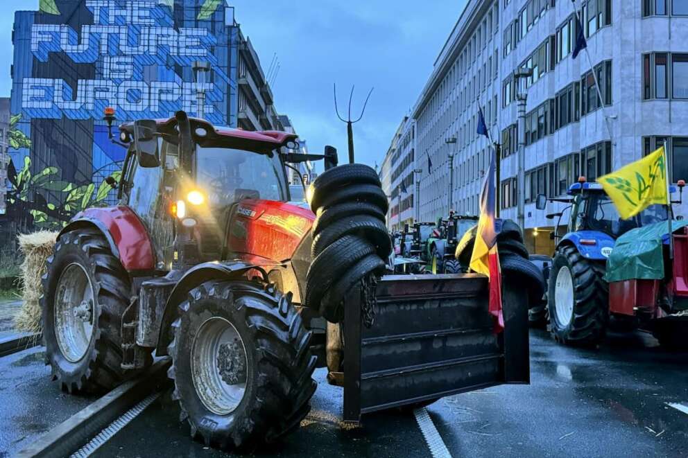 The first tractors arrive in the European Quarter during a protest of farmers outside a meeting of EU agriculture ministers in Brussels, Monday, Feb. 26, 2024. European Union agriculture ministers meet in Brussels Monday to discuss rapid and structural responses to the crisis situation facing the agricultural sector. (AP Photo/Sylvain Plazy) Associated Press/LaPresse Only Italy and Spain