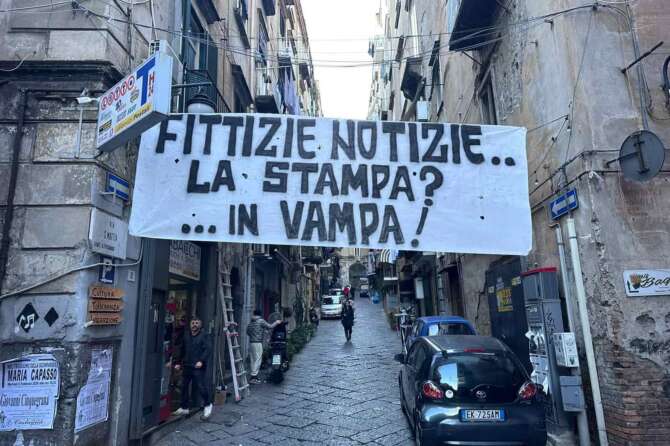 Striscioni ai Quartieri Spagnoli pro Geolier e contro la stampa