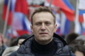 La linea ‘russa’ di Piantedosi: normale identificare chi porta fiori per ricordare Navalny
