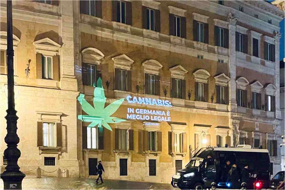Cannabis, proiettata foglia su Palazzo Montecitorio: “La Germania dice è Meglio Legale”