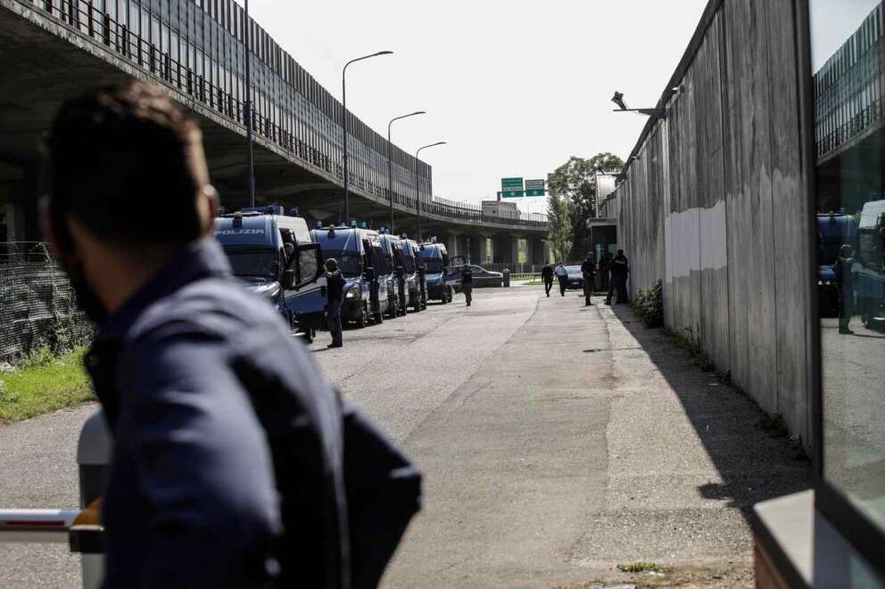 Finanzieri pestano migranti nel Cpr di Milano, ai consiglieri impedito l’accesso