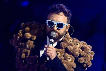 Dargen D’Amico con “L’Onda alta” sul palco di Sanremo 2024