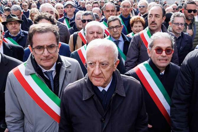 De Luca scavalca Schlein, è l’unico che fa opposizione al governo Meloni