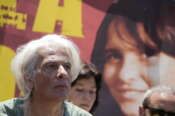 Pietro Orlandi durante un sit in per chiedere verità sulla scomparsa della sorella Emanuela
