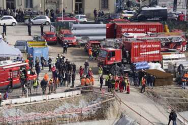 Crollo di una trave in un cantiere, è strage a Firenze