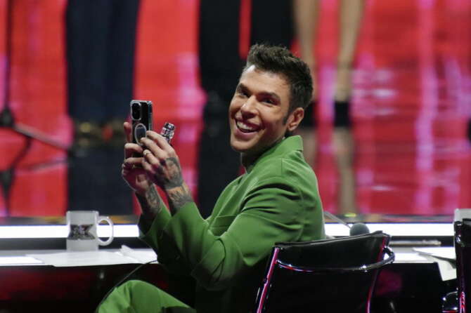 Fedez “nullatenente”, la rivelazione del rapper da 20 milioni di euro di patrimonio in tribunale: esposto alla Finanza