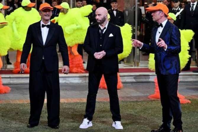 John Travolta a sanremo 2024 con Amadeus e Fiorello intento nel ballo del qua qua. Fotogramma dal video Rai.