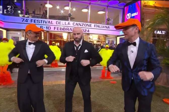 La “qua qua dance” di Travolta con Amadeus e Fiorello