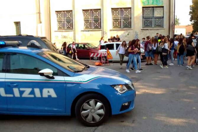 Professoressa accoltellata da studente a Varese, la docente ferita alla schiena: fermato 17enne