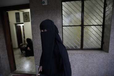 FOTO DI REPERTORIO Indian Muslim student Aliya Assadi dons a niqab, a concealing garment that veils nearly the entire face with just a slit for the eyes, as she arrives at her friend’s house in Udupi, Karnataka state, India, Feb. 24, 2022. Assadi is one of countless Muslim students in Karnataka who have found themselves thrust into the center of a stormy debate about banning the hijab in schools and the Islamic head coverings’ place in this Hindu-majority but constitutionally secular nation. (AP Photo/Aijaz Rahi)