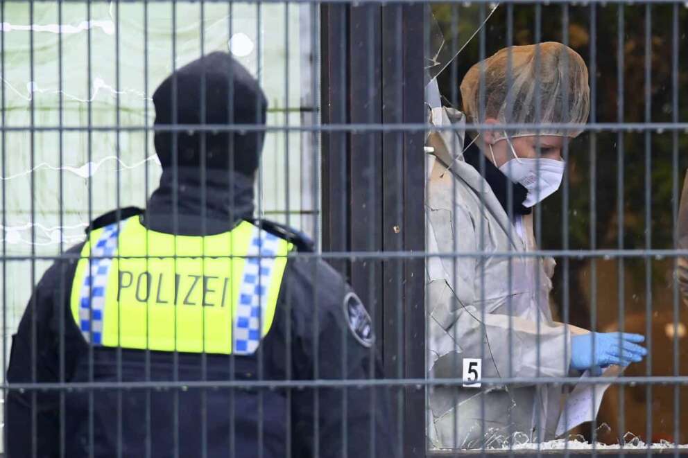 FOTO DI REPERTORIO Investigators and forensic experts stand outside a Jehovah’s Witness building in Hamburg, Germany Friday, March 10, 2023. Shots were fired inside the building used by Jehovah’s Witnesses in the northern German city of Hamburg on Thursday evening, with multiple people killed and wounded, police said. (Jonas Walzberg/dpa via AP) Associated Press/LaPresse Only Italy and Spain