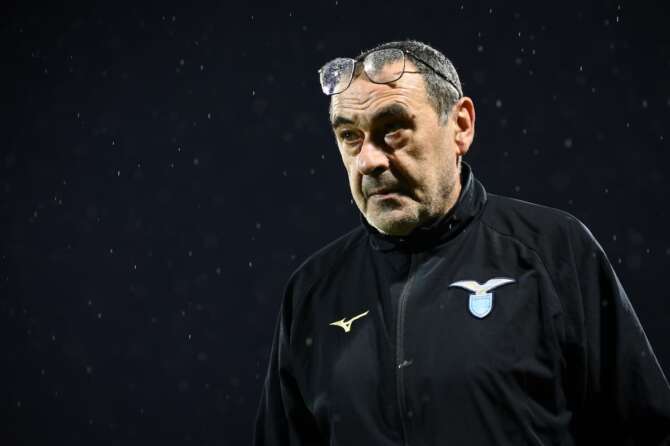 Foto Massimo Paolone/LaPresse 26 Febbraio 2024 – Firenze, Italia – sport, calcio – Fiorentina vs Lazio – Campionato italiano di calcio Serie A TIM 2023/2024 – Stadio Artemio Franchi. Nella foto: Maurizio Sarri coach (SS Lazio) osserva February 26, 2024 Florence, Italy – sport, calcio – Fiorentina vs Lazio – Italian Serie A Football Championship 2023/2024 – Artemio Franchi Stadium. In the pic: Maurizio Sarri coach (SS Lazio) looks on