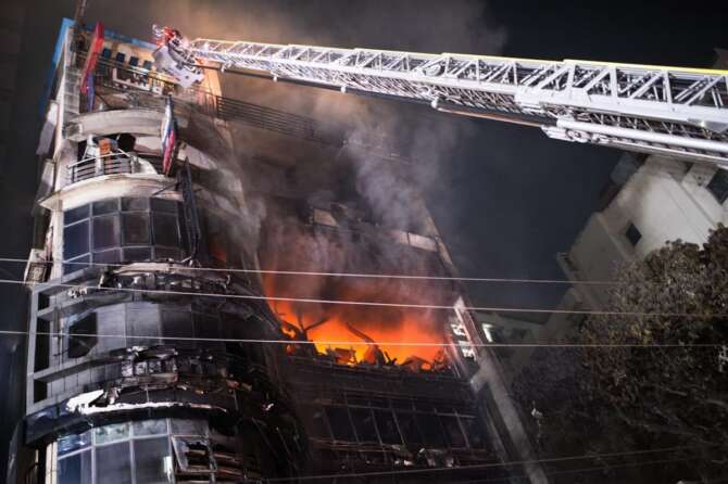 Firefighters work to contain a fire that broke out at a commercial complex in Dhaka, Bangladesh, Thursday, Feb. 29, 2024. (AP Photo/Mahmud Hossain Opu) Associated Press/LaPresse Only Italy