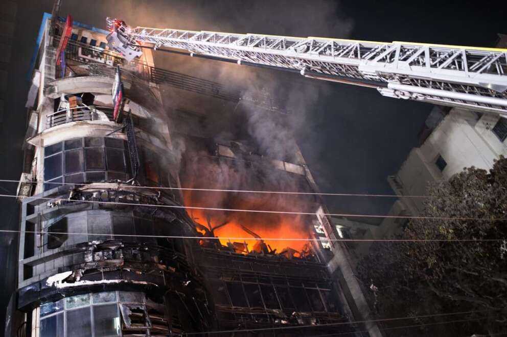 Firefighters work to contain a fire that broke out at a commercial complex in Dhaka, Bangladesh, Thursday, Feb. 29, 2024. (AP Photo/Mahmud Hossain Opu) Associated Press/LaPresse Only Italy
