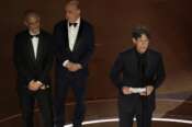 James Wilson, from left, Leonard Blavatnik, and Jonathan Glazer accept the award for “The Zone of Interest” from the United Kingdom, for best international feature film during the Oscars on Sunday, March 10, 2024, at the Dolby Theatre in Los Angeles. (AP Photo/Chris Pizzello) Associated Press/LaPresse Only Italy and Spain