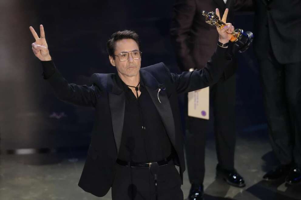 Robert Downey Jr. accepts the award for best performance by an actor in a supporting role for “Oppenheimer” during the Oscars on Sunday, March 10, 2024, at the Dolby Theatre in Los Angeles. (AP Photo/Chris Pizzello) Associated Press/LaPresse Only Italy and Spain
