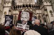 Assange, sì al ricorso contro l’estradizione: l’Alta Corte apre uno spiraglio