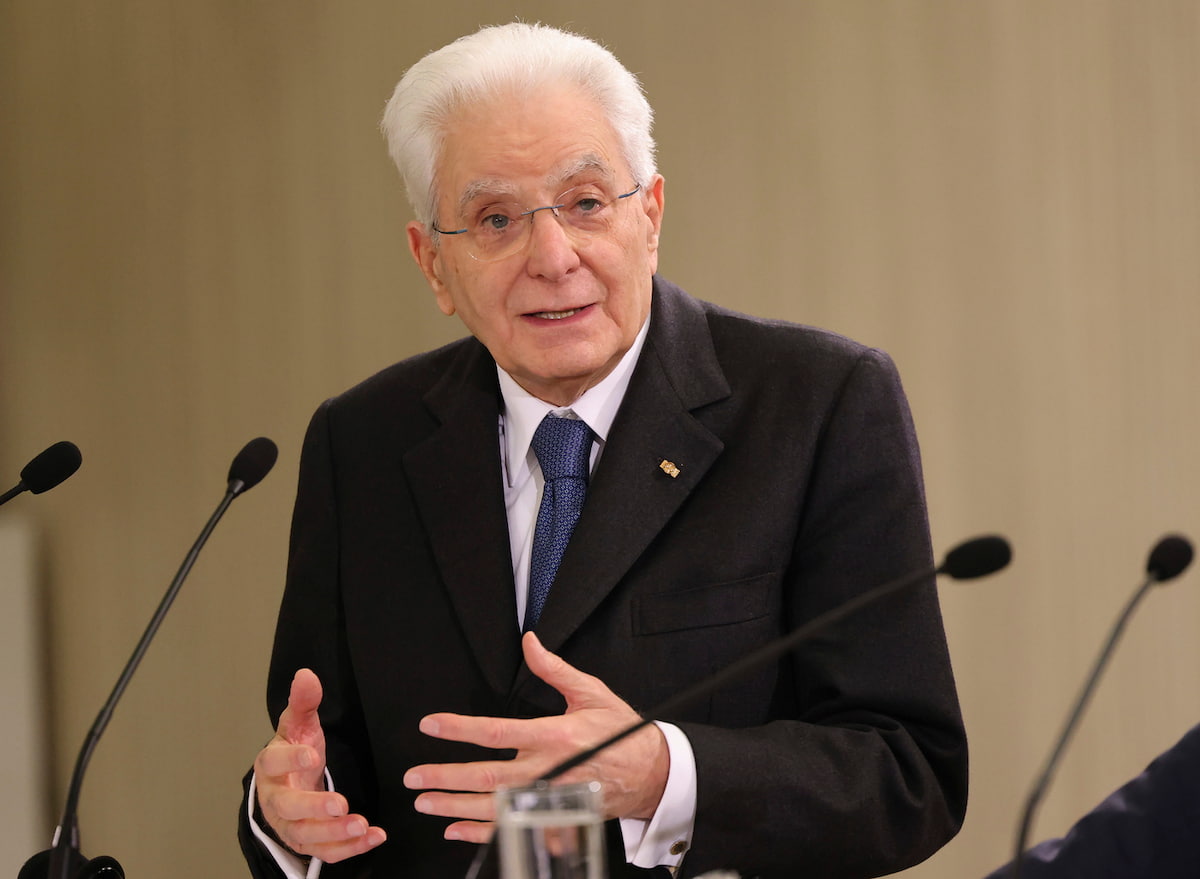 Mattarella: “Il presidente non è un sovrano, firmare leggi non significa condividerle”