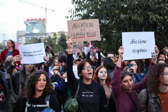 Aborto in Costituzione, la lezione francese all’Italia schiava dei dogmi