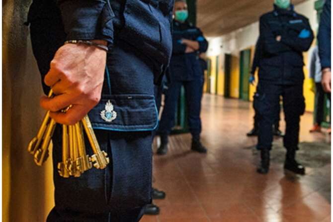 Arrestati 10 agenti, pestavano i detenuti: la vergogna del carcere di Foggia