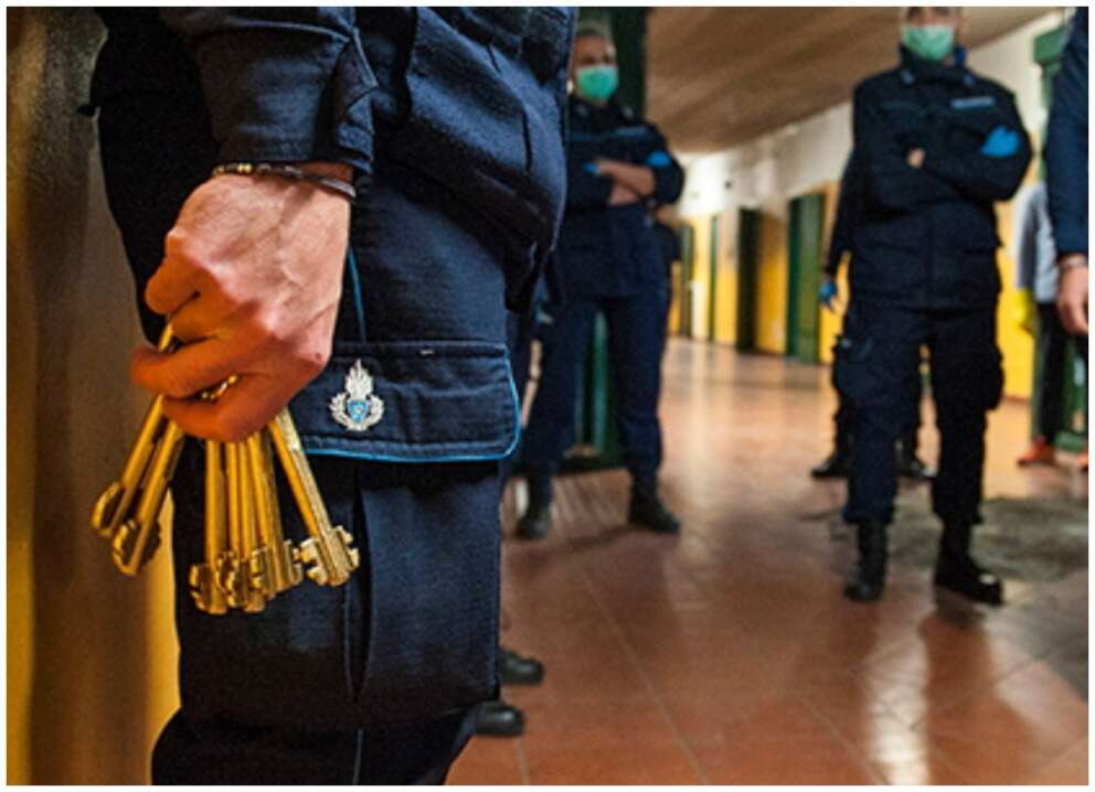 Arrestati 10 agenti, pestavano i detenuti: la vergogna del carcere di Foggia