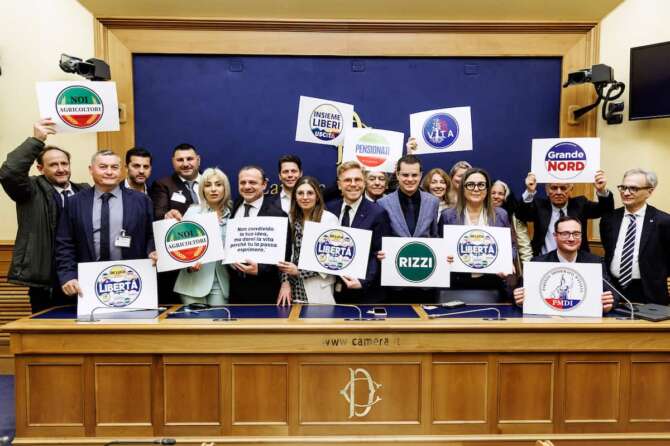 Il segretario e la presidente di Sud chiama Nord, Cateno De Luca e Laura Castelli, con i candidati elle prossime elezioni europee nella lista comune “Libertà”. Roma, Giovedì, 28 marzo 2024 (Foto Roberto Monaldo / LaPresse)