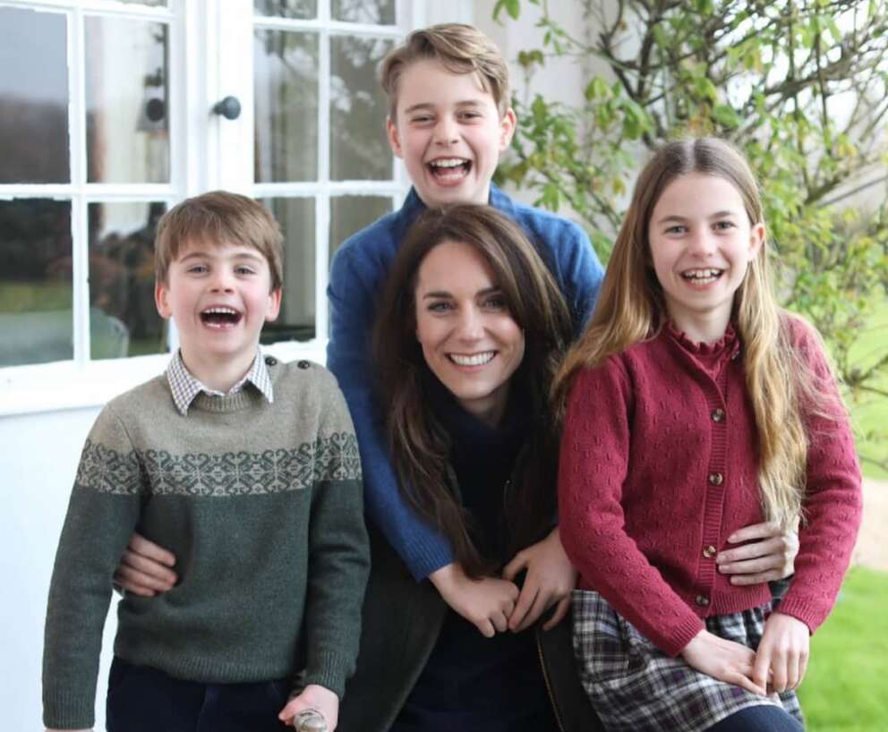 La foto ritoccata di Kate Middleton con i figli