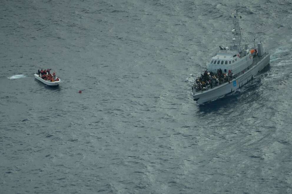 L’intervento della motovedetta della Guardia costiera libica ripreso dall’alto dall’elicottero di Sea Watch
