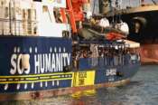 L’Italia punisce Sos Humanity, “sequestrata” la nave attaccata dai libici: colpevole di aver salvato 77 profughi
