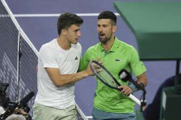 Luca Nardi, of Italy, talks with Novak Djokovic, of Serbia, after upsetting Djokovic at the BNP Paribas Open tennis tournament Monday, March 11, 2024, in Indian Wells, Calif. Nardi won 6-4, 3-6, 6-3. (AP Photo/Mark J. Terrill) Associated Press/LaPresse Only Italy and Spain