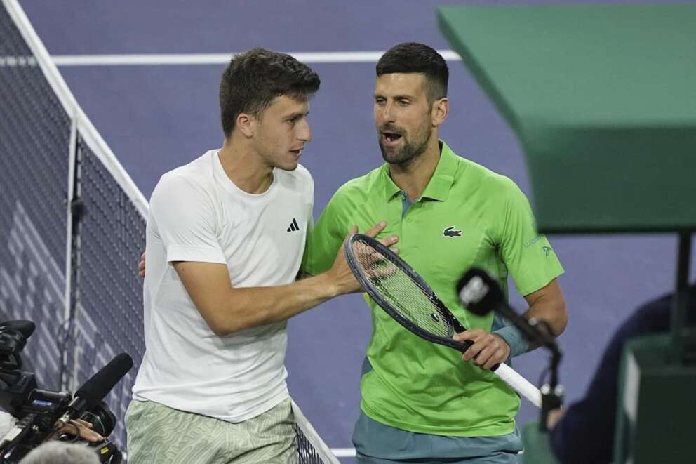 Luca Nardi, of Italy, talks with Novak Djokovic, of Serbia, after upsetting Djokovic at the BNP Paribas Open tennis tournament Monday, March 11, 2024, in Indian Wells, Calif. Nardi won 6-4, 3-6, 6-3. (AP Photo/Mark J. Terrill) Associated Press/LaPresse Only Italy and Spain