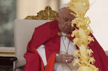 Papa Francesco in silenzio a Piazza San Pietro durante la Domenica delle Palme