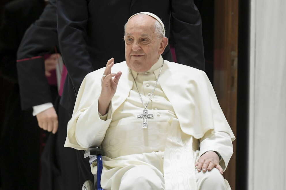 Come sta Papa Francesco, il Pontefice si ferma colpito dalla bronchite bronchite: “Non posso leggere il discorso”