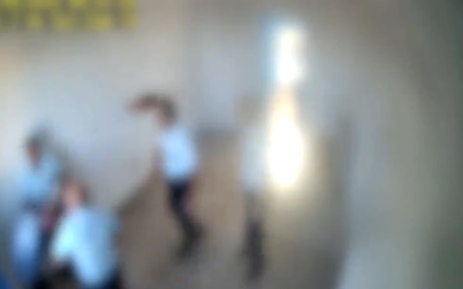 Il pestaggio di un detenuto ripreso dalle telecamere interne del carcere di Foggia (Immagine tratta dal video dei carabinieri)