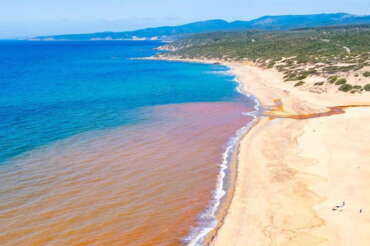 Perché il mare è rosso a Piscinas in Sardegna: il pericolo di un disastro ambientale