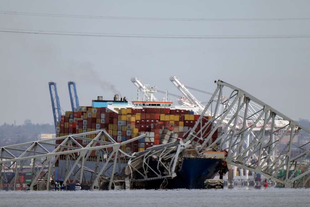 Baltimora, crolla un ponte sul fiume colpito da una nave cargo