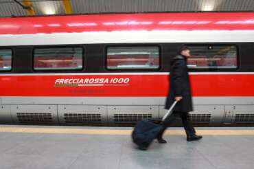 Bagagli sulle Frecce Trenitalia, le nuove regole: massimo due trolley o multa