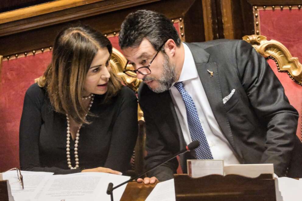 Salvini e Santanchè se la cavano, ma la destra è in grande imbarazzo