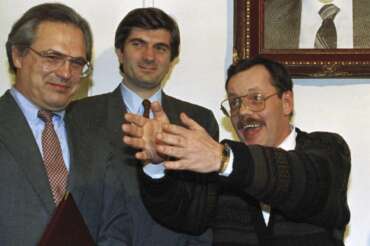FILE – United Nations mediator Giandomenico Picco, center, accompanies Terry Anderson, chief Middle East correspondent for the Associated Press, during a news conference at the Syrian Foreign Ministry in Damascus, Dec. 4, 1991. At left is American Ambassador Christopher Ross. Picco, whose negotiating skills helped resolve some of the thorniest crises of the 1980s and 1990s, including the Iran-Iraq war and the kidnappings of Westerners by Hezbollah in Lebanon, died Sunday, March 10, 2024. (AP Photo/Mohammad Ali, file)