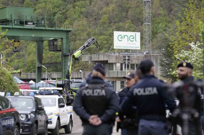 Police patrol at the scene of an explosion that occurred at the hydroelectric plant at the Suviana Dam, some 70 kilometers southwest of Bologna, Italy, Wednesday , April 10, 2024. Search and rescue operations were still under way on Wednesday morning at a decades-old hydroelectric plant close to the northern Italian city of Bologna, after a devastating blast a day before killed at least three workers, injured five, and left four missing. Wednesday, April 10, 2024. (AP Photo/Antonio Calanni) Associated press / LaPresse Only italy and Spain