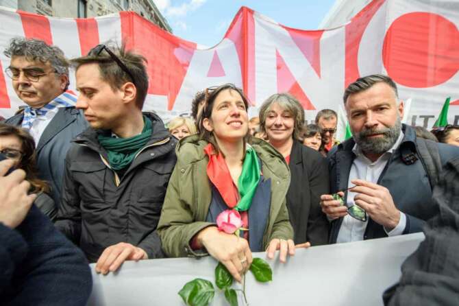 Elly Schlein allo spezzone delpartito Democratico nel Corteo per la 79ma festa della Liberazione – Milano – Mercoledì 25 Aprile 2024 (Foto Claudio Furlan/Lapresse) Elly Schlein at the break of the Democratic party in the parade for the 79th Liberation Day – Milan – Wednesday, April 25, 2024 (Photo Claudio Furlan/Lapresse)