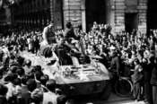 ©Lapresse Archivio storico Torino aprile 1945 storia Partigiani nella foto: i partigiani sfilano per via Roma e la folla festeggia con loro l’avvenuta liberazione NEG- 950119