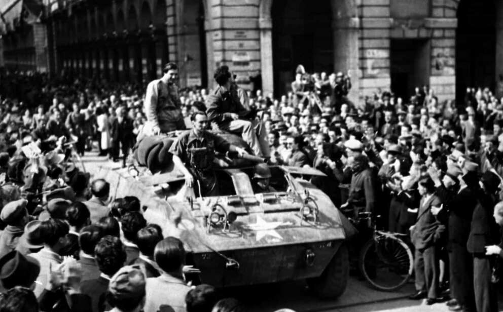 ©Lapresse Archivio storico Torino aprile 1945 storia Partigiani nella foto: i partigiani sfilano per via Roma e la folla festeggia con loro l’avvenuta liberazione NEG- 950119
