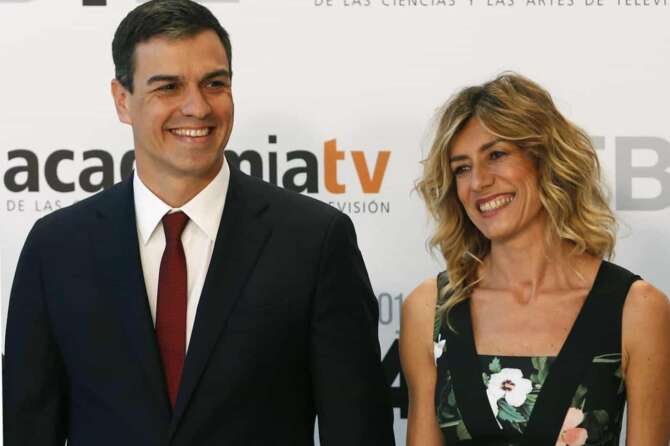 PSOE Secretary General and presidential candidate Pedro Sanchez (L) and wife Begona Gomez pose before the presidential candidates debate for the 26 June election organized by the Academy at the Municipal Palace of Congresses in Madrid, Spain, 13 June 2016. EFE/Mariscal