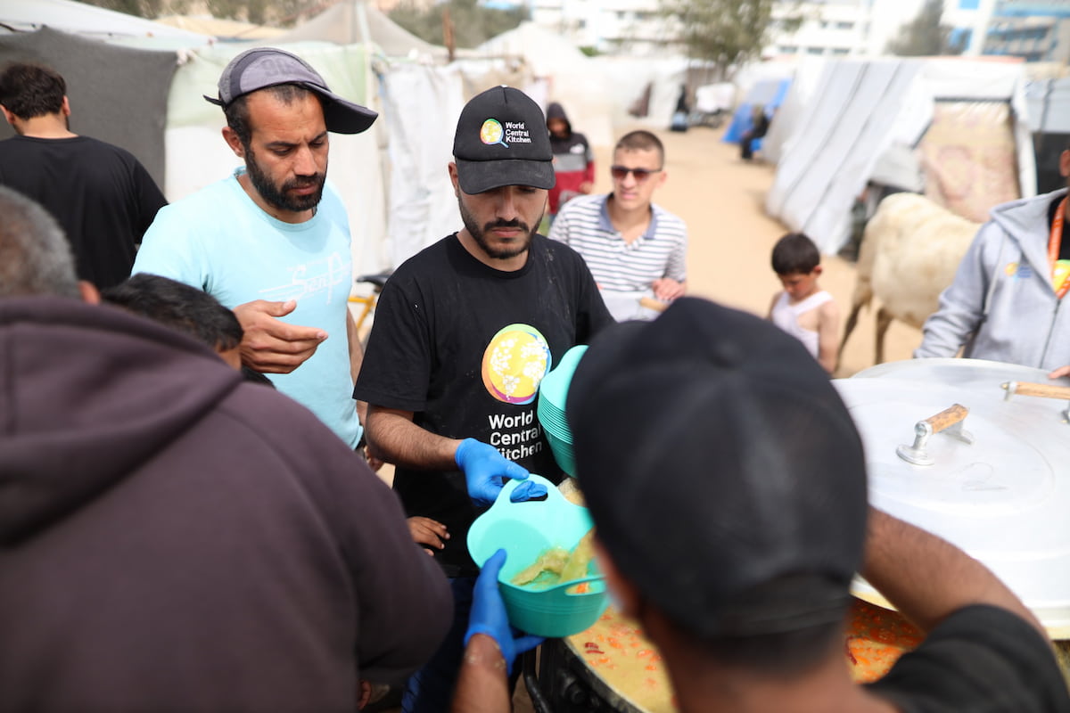 Un operatore della Ong World Central Kitchen a Gaza