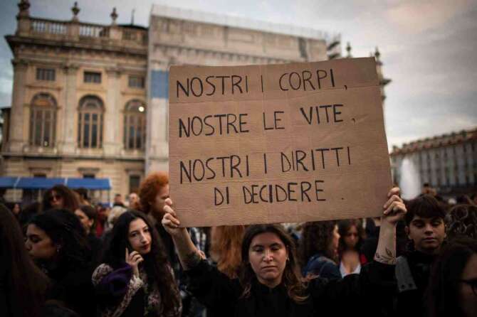 Aborto, il Senato approva il decreto Pnrr: via libera ai “Pro Vita” nei consultori