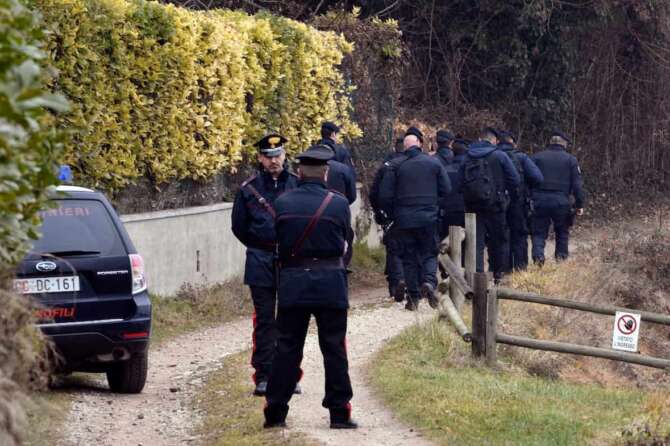 Indagini dei carabinieri in un bosco, foto di repertorio