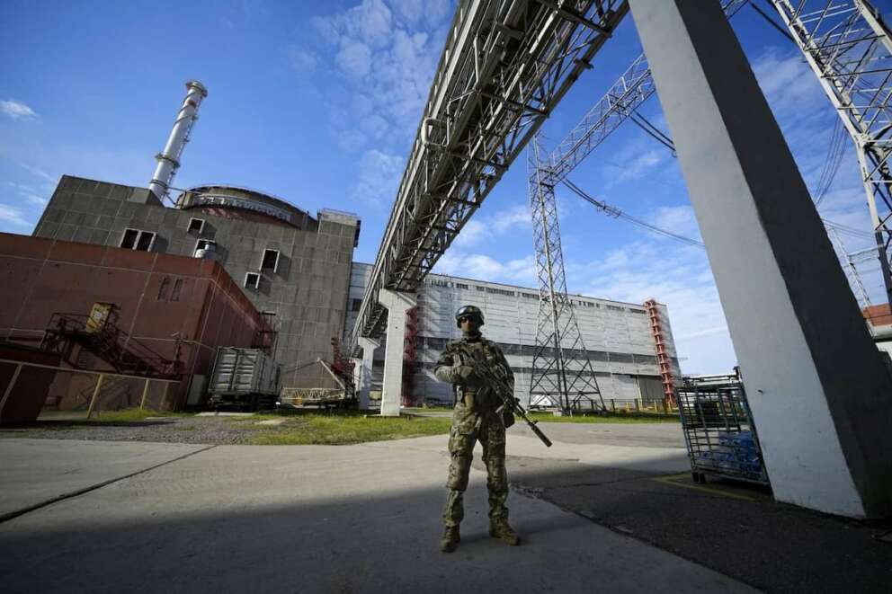 Attacco russo sulla centrale nucleare di Zaporizhzhia, danneggiato un reattore: “Si rischia grave incidente”